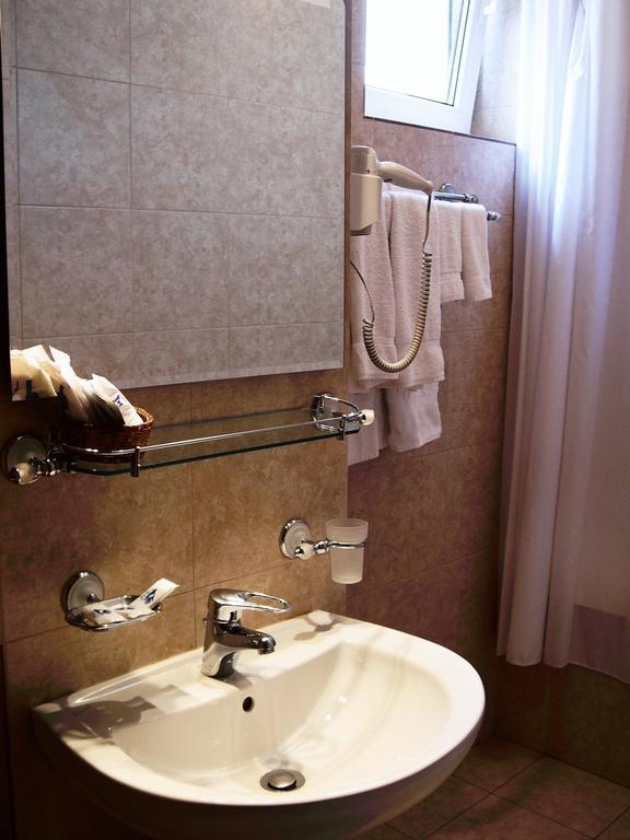 Hotel Piccolo Mondo Bucharest Room photo